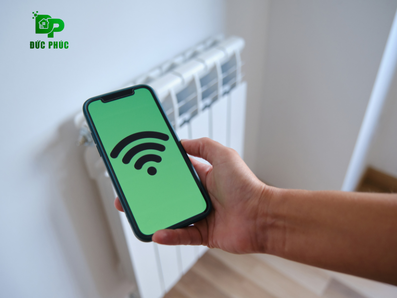 Kỹ sư chuyên nghiệp đang lập trình cấu hình hệ thống KNX qua phần mềm ETS